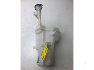 Begagnade Spolartank, vindruta Kia Rio IV (YB) 1.0i T-GDi 100 12V Pris € 69,00 Marginaltabell erbjuds av Autobedrijf G.H. Wessel B.V.