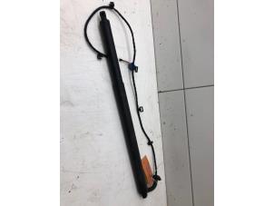 Begagnade Gasfjäder, höger bak Mercedes GLB (247.6) 2.0 GLB-220d 4-Matic Pris € 99,00 Marginaltabell erbjuds av Autobedrijf G.H. Wessel B.V.