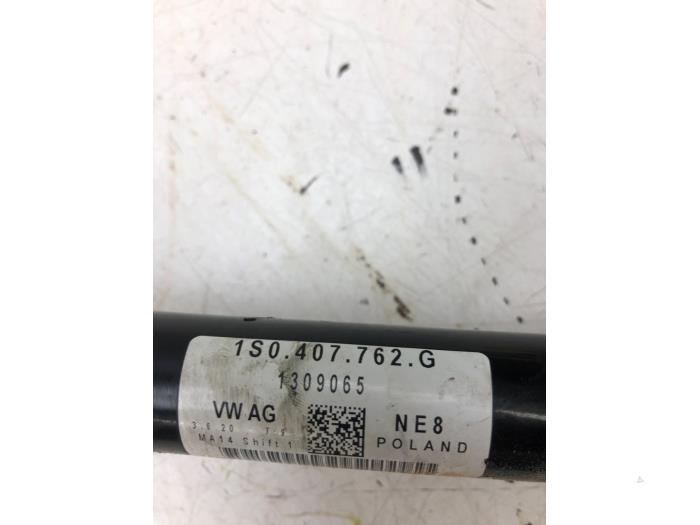 Drivaxel, höger fram från en Volkswagen Up! (121) 1.0 12V 60 2020