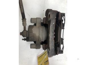 Gebruikte Remklauw (Tang) links-voor Opel Astra K 1.4 Turbo 16V Prijs € 59,00 Margeregeling aangeboden door Wessel Parts & Service B.V.