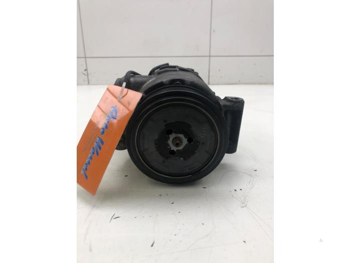 Aircopomp van een Mercedes-Benz C (W203) 3.0 C-320 CDI V6 24V 2006