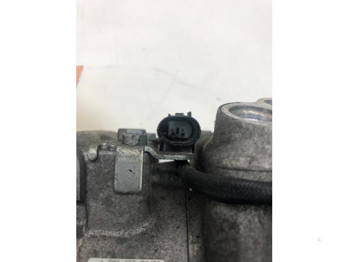 Aircopomp van een Mercedes-Benz C (W203) 3.0 C-320 CDI V6 24V 2006