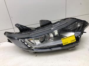 Gebruikte Koplamp rechts Mitsubishi Outlander (GF/GG) 2.0 16V 4x2 Prijs op aanvraag aangeboden door Autobedrijf G.H. Wessel B.V.