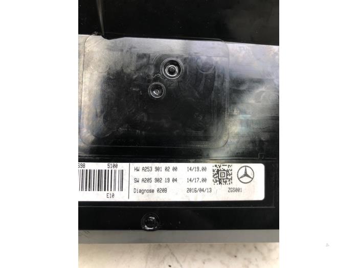 Head-up-display (HUD) från en Mercedes-Benz GLC (X253) 2.2 250d 16V BlueTEC 4-Matic 2016