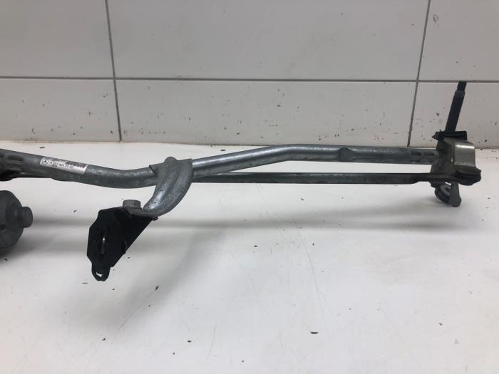 Främre torkarmotor från en Mercedes-Benz GLC (X253) 2.2 250d 16V BlueTEC 4-Matic 2016