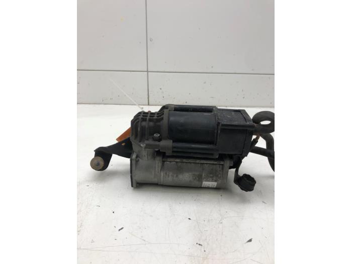 Luftpump (fjädring) från en Mercedes-Benz GLC (X253) 2.2 250d 16V BlueTEC 4-Matic 2016