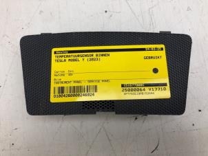 Begagnade Innetemperatursensor Tesla Model Y (5YJY) RWD Pris € 49,00 Marginaltabell erbjuds av Wessel Parts & Service B.V.