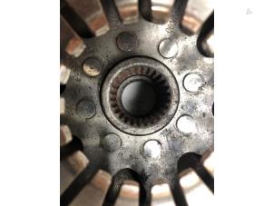 Gebruikte Vliegwiel dubbele massa Mercedes Sprinter 3,5t (907.6/910.6) 311 CDI 2.1 D FWD Prijs € 399,00 Margeregeling aangeboden door Wessel Parts & Service B.V.