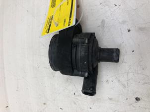 Używane Pompa wodna Mercedes GLE (W166) 350d 3.0 V6 24V BlueTEC 4-Matic Cena € 29,00 Procedura marży oferowane przez Autobedrijf G.H. Wessel B.V.