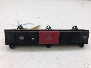 Gebruikte Paniekverlichtings Schakelaar Citroen Jumper (U9) 2.2 Blue HDi 120 Prijs € 35,00 Margeregeling aangeboden door Autobedrijf G.H. Wessel B.V.