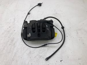 Gebruikte Remklauw (Tang) rechts-voor Mercedes V (447.8) 2.0 300d 16V Prijs € 199,00 Margeregeling aangeboden door Autobedrijf G.H. Wessel B.V.