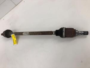 Gebruikte Aandrijfas rechts-achter Renault Twingo III (AH) 1.0 SCe 75 12V Prijs € 49,00 Margeregeling aangeboden door Autobedrijf G.H. Wessel B.V.