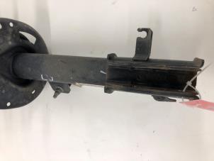 Begagnade Stötdämparstång, vänster fram Opel Mokka 1.2 Turbo 12V Pris € 99,00 Marginaltabell erbjuds av Autobedrijf G.H. Wessel B.V.