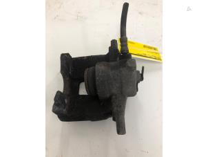 Gebruikte Remklauw (Tang) links-achter Fiat Ducato (250) 2.0 D 115 Multijet Prijs € 69,00 Margeregeling aangeboden door Autobedrijf G.H. Wessel B.V.