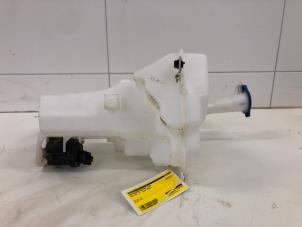 Begagnade Spolartank, vindruta Kia Rio IV (YB) 1.2 MPI 16V Pris € 69,00 Marginaltabell erbjuds av Autobedrijf G.H. Wessel B.V.