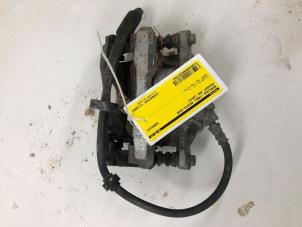 Gebruikte Remklauw (Tang) rechts-voor Peugeot 208 I (CA/CC/CK/CL) 1.2 Vti 12V PureTech Prijs € 39,00 Margeregeling aangeboden door Autobedrijf G.H. Wessel B.V.