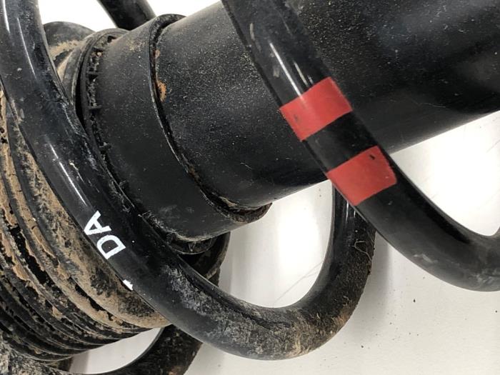 Stötdämparstång, höger fram från en Nissan Micra (K14) 1.0 IG-T 100 2019