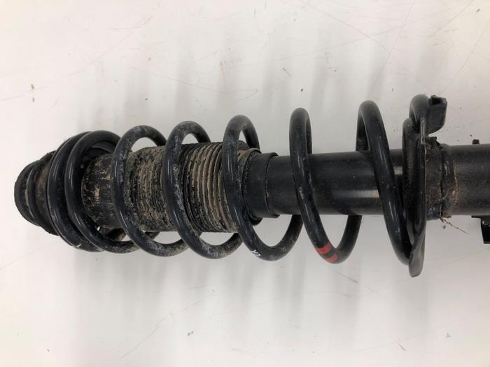 Stötdämparstång, höger fram från en Nissan Micra (K14) 1.0 IG-T 100 2019