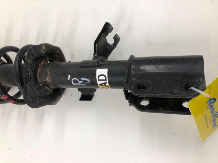Stötdämparstång, höger fram från en Nissan Micra (K14) 1.0 IG-T 100 2019
