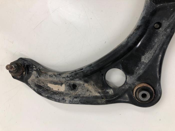 Främre gaffelben, vänster från en Nissan Micra (K14) 1.0 IG-T 100 2019