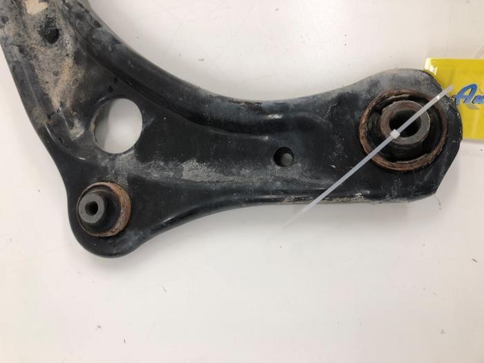 Främre gaffelben, vänster från en Nissan Micra (K14) 1.0 IG-T 100 2019