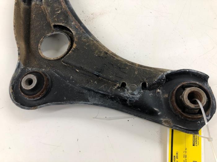 Främre gaffelben, höger från en Nissan Micra (K14) 1.0 IG-T 100 2019