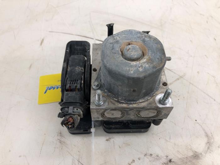 ABS-pump från en Nissan Micra (K14) 1.0 IG-T 100 2019
