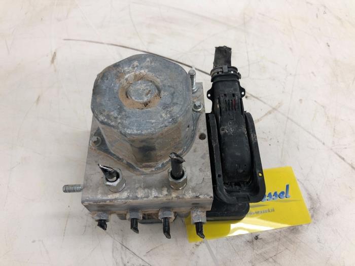 ABS-pump från en Nissan Micra (K14) 1.0 IG-T 100 2019