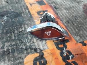 Begagnade Nödbelysningsbrytare Citroen DS3 (SA) 1.6 e-HDi Pris € 20,00 Marginaltabell erbjuds av De Witte Boerderij AutoMotive