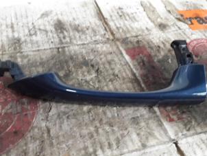 Begagnade Dörrhandtag, 4-dörrars, vänster fram Mercedes A (W169) 1.5 A-150 Pris € 25,00 Marginaltabell erbjuds av De Witte Boerderij AutoMotive