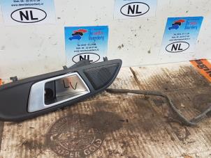 Gebruikte Portiergreep 4Deurs links-voor Ford Fiesta 6 (JA8) 1.0 EcoBoost 12V 100 Prijs € 25,00 Margeregeling aangeboden door De Witte Boerderij AutoMotive