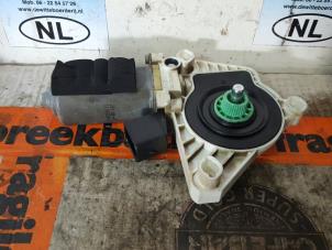 Używane Silnik szyby drzwiowej Mercedes CLA (117.3) 1.6 CLA-200 16V Cena € 75,00 Procedura marży oferowane przez De Witte Boerderij AutoMotive