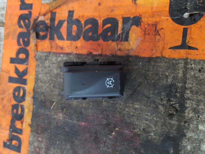 ASR-brytare från en Renault Clio IV Estate/Grandtour (7R) 0.9 Energy TCE 90 12V 2016