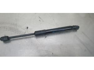 Begagnade Gasfjäder, motorhuv, vänster Mini Mini (F55) 1.5 12V One Pris € 10,00 Marginaltabell erbjuds av De Witte Boerderij AutoMotive