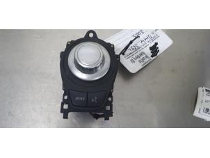 Gebruikte Bedieningspaneel Multi Media BMW 3-Serie Prijs € 75,00 Margeregeling aangeboden door De Witte Boerderij AutoMotive