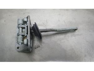 Begagnade Främre dörrstopp, 4-dörrars, höger Audi A2 (8Z0) Pris € 15,00 Marginaltabell erbjuds av De Witte Boerderij AutoMotive