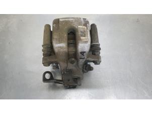 Gebruikte Remklauw (Tang) links-achter Opel Crossland (X) 1.2 12V Prijs € 50,00 Margeregeling aangeboden door De Witte Boerderij AutoMotive