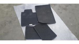 Gebruikte Matten Set Renault Twingo II (CN) 1.2 16V Prijs € 20,00 Margeregeling aangeboden door De Witte Boerderij AutoMotive