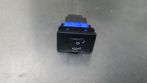 Gebruikte Schakelaar Koplamp Ihv Peugeot 108 1.0 12V Prijs € 10,00 Margeregeling aangeboden door De Witte Boerderij AutoMotive