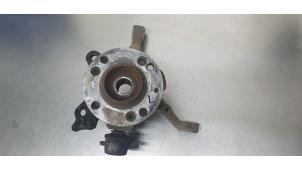 Gebruikte Fusee links-voor Volkswagen Caddy II (9K9A) Prijs € 45,00 Margeregeling aangeboden door De Witte Boerderij AutoMotive