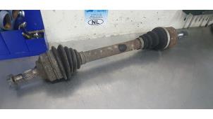 Begagnade Drivaxel, vänster bak Peugeot 308 (4A/C) 1.6 VTI 16V Pris € 50,00 Marginaltabell erbjuds av De Witte Boerderij AutoMotive