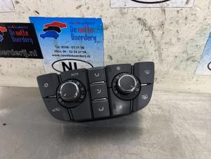 Używane Panel sterowania nagrzewnicy Opel Astra J (PC6/PD6/PE6/PF6) 1.7 CDTi 16V 110 Cena € 45,00 Procedura marży oferowane przez De Witte Boerderij AutoMotive