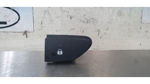 Gebruikte Centrale deurvergrendeling Schakelaar Renault Clio IV (5R) 1.5 Energy dCi 90 FAP Prijs € 10,00 Margeregeling aangeboden door De Witte Boerderij AutoMotive