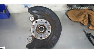 Gebruikte Fusee links-voor Seat Leon (5FB) 2.0 TDI Ecomotive 16V Prijs € 45,00 Margeregeling aangeboden door De Witte Boerderij AutoMotive