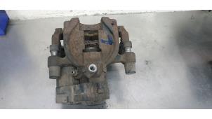 Gebruikte Remklauw (Tang) links-achter Volkswagen Golf VII Variant (AUVV) 1.6 TDI 16V Prijs € 35,00 Margeregeling aangeboden door De Witte Boerderij AutoMotive