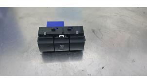 Gebruikte Bandenspanning schakelaar Peugeot 208 I (CA/CC/CK/CL) 1.2 Vti 12V PureTech 82 Prijs € 10,00 Margeregeling aangeboden door De Witte Boerderij AutoMotive