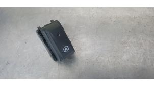 Begagnade ASR-brytare Renault Captur (2R) 1.2 TCE 16V EDC Pris € 10,00 Marginaltabell erbjuds av De Witte Boerderij AutoMotive