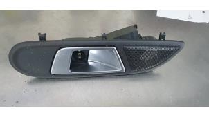 Gebruikte Portiergreep 2Deurs links Ford Fiesta 6 (JA8) 1.0 EcoBoost 12V 100 Prijs € 15,00 Margeregeling aangeboden door De Witte Boerderij AutoMotive