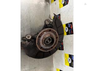 Gebruikte Fusee links-voor Volkswagen Caddy III (2KA,2KH,2CA,2CH) 1.9 TDI Prijs € 25,00 Margeregeling aangeboden door De Witte Boerderij AutoMotive