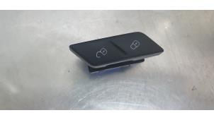 Begagnade Centrallåsbrytare Volkswagen Caddy Combi IV 2.0 TDI 102 Pris € 5,00 Marginaltabell erbjuds av De Witte Boerderij AutoMotive